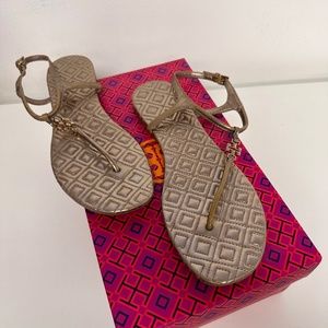 TORY BURCH Marion Quilted Leather T-Strap Sandal in Sand / Tan / Beige